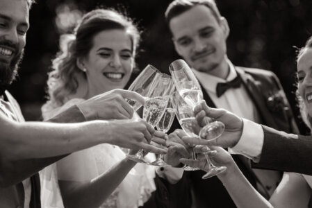 Feiernde Gruppe im Restaurant Es Surtidor